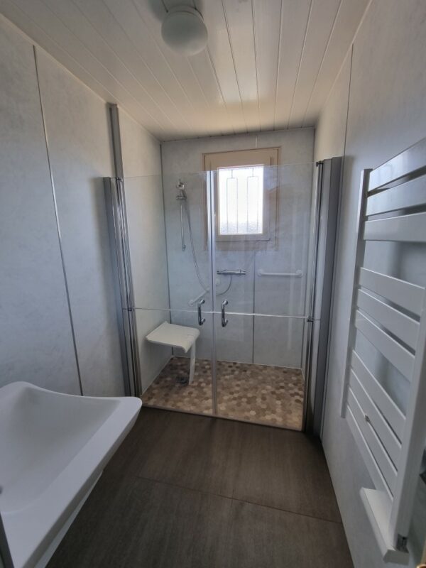 Rénovation complète de salle de bain avec conseils d'un ergothérapeute (Beynes)