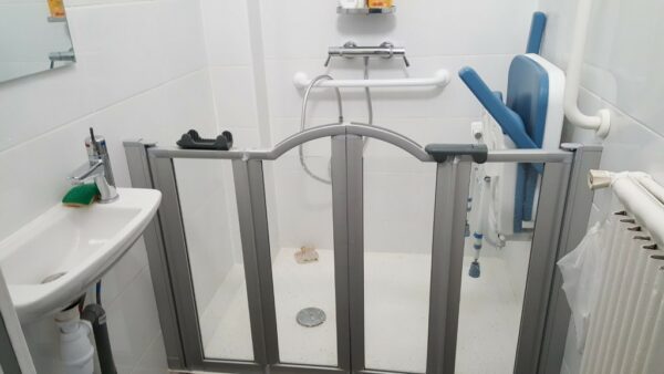 Paroi de douche mi-hauteur pour accessibilité aux Personnes à Mobilité Réduite et auxiliaires de vie (Fontenay-le-Fleury)